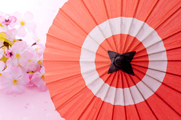 paraguas de cóctel abierto - drink umbrella umbrella cocktail pink fotografías e imágenes de stock