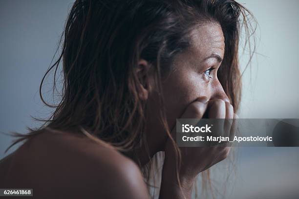 Woman Sitting Alone And Depressed Stockfoto en meer beelden van Depressie - Verdriet - Depressie - Verdriet, Verslaving, Volwassen vrouwen