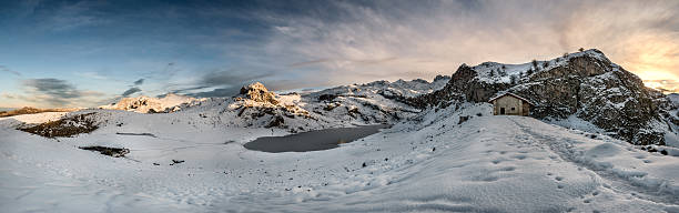 casa do refúgio sunset, lago e montanhas no inverno das astúrias nevadas - lake mountain range mountain deep - fotografias e filmes do acervo