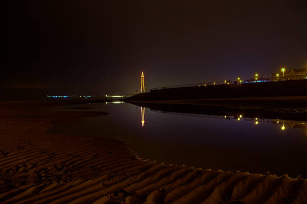 playa de blackpool por la noche - blackpool illuminated blackpool tower vacations fotografías e imágenes de stock