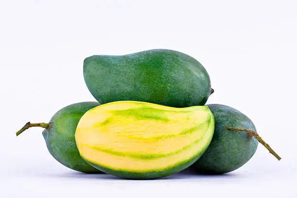 Photo of pile fresh green mango and half mango