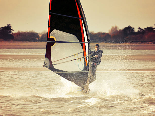 windsurfer glissant vers l’arrière - witterung photos et images de collection