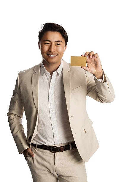 Hombre sonriente mostrando una tarjeta de oro - foto de stock