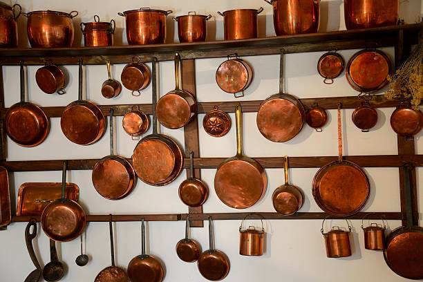 antique copper pots and pans - koperen pan stockfoto's en -beelden