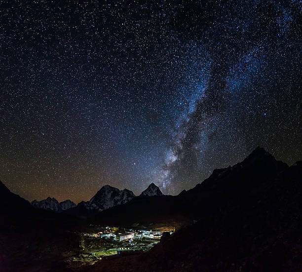 étoiles de la voie lactée qui brillent sur le village sherpa montagnes de l’himalaya népal - khumbu photos et images de collection