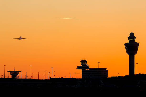 スキポール空港の夕日 - airport airplane landing red ストックフォトと画像