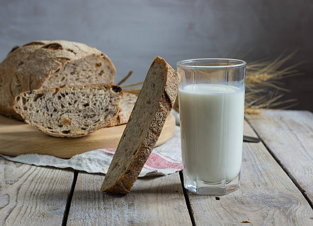 pan casero en la pizarra - milk bread fotografías e imágenes de stock