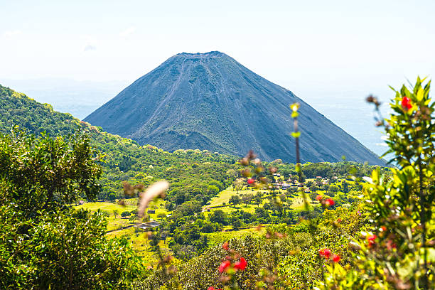 nationalpark izalco cerro verde el salvador - el salvadoran stock-fotos und bilder