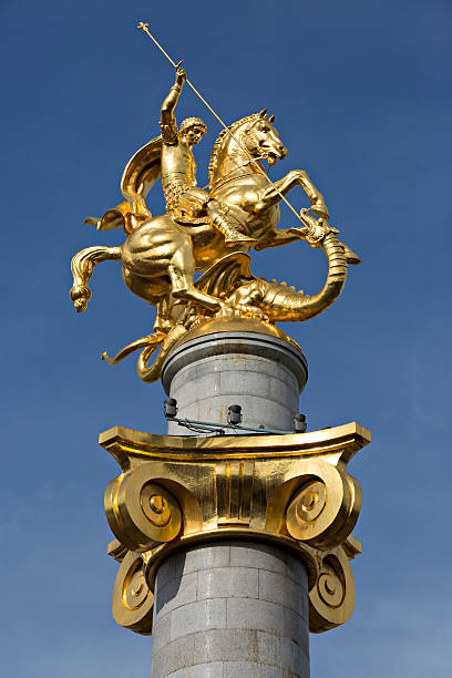 statua di san giorgio e il drago a tbilisi, georgia - st george dragon mythology horse foto e immagini stock