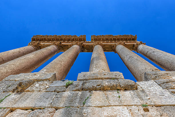 blick von unten auf die sechs säulen von belbeck (libanon) - römisch 6 stock-fotos und bilder