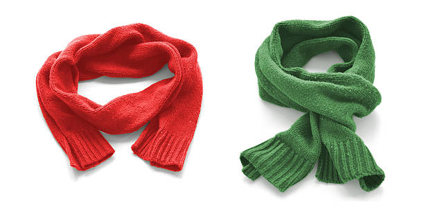 bufandas cálidas rojas y verdes sobre un fondo blanco. - neckerchief fotografías e imágenes de stock
