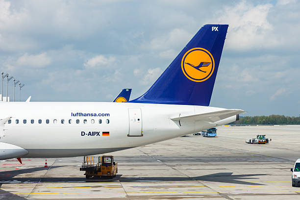 aviões lufthansa carregando no aeroporto de munique - munich airport - fotografias e filmes do acervo