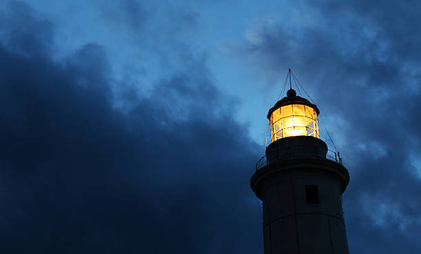 phare contre ciel du soir - sea sign direction beacon photos et images de collection