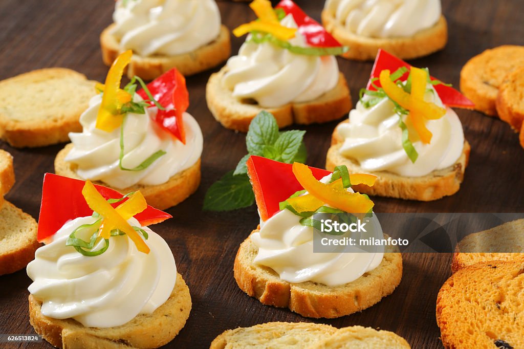 Toast Rond Small Round Toasts With Cheese Spread Stock Photo - Download Image Now ...