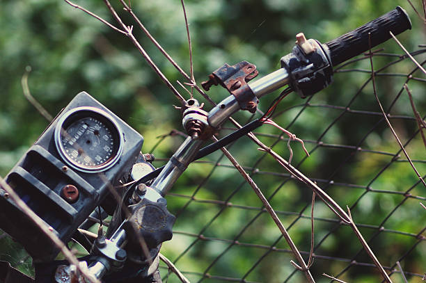 bicicleta oxidada abandonada - fugacity fotografías e imágenes de stock