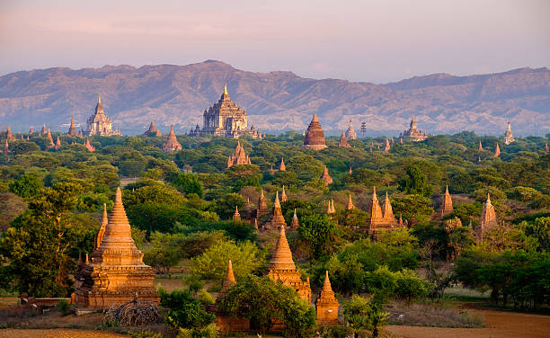 vista del paesaggio dell'alba con sagome di vecchi templi, bagan - yangon foto e immagini stock