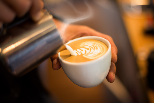 Making of cafe latte art leaf shape