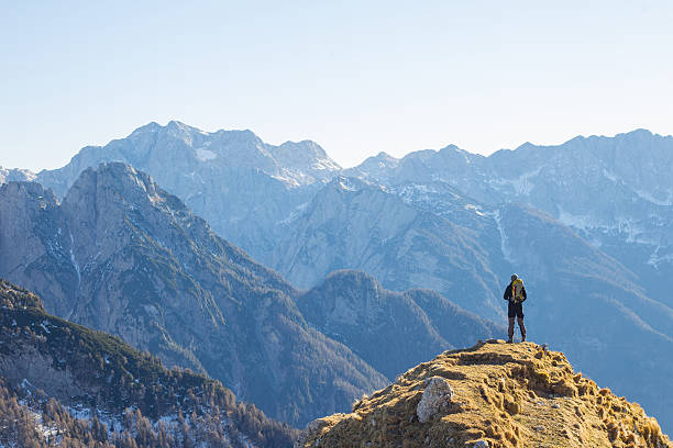 alpinist enjoying the view over the mountains in the alps - bergrug stockfoto's en -beelden