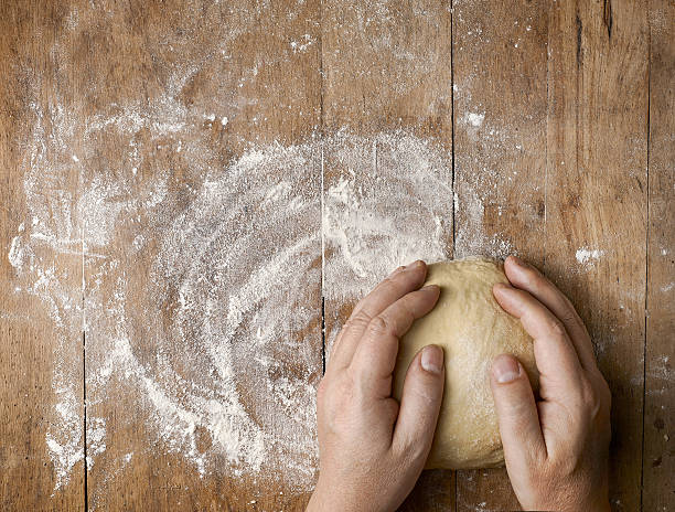 świeże surowe ciasto - dough sphere kneading bread zdjęcia i obrazy z banku zdjęć