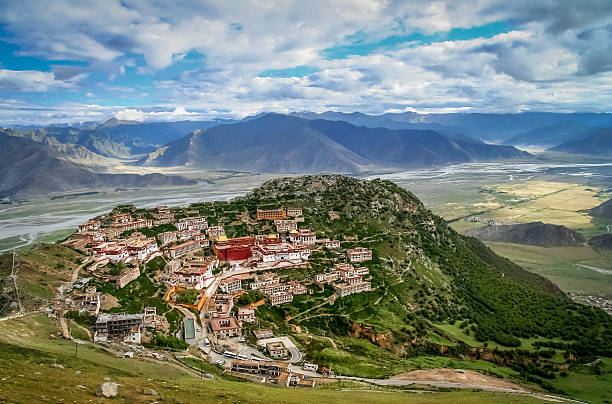 monasterio de gyantse cerca de lhasa - lhasa fotografías e imágenes de stock