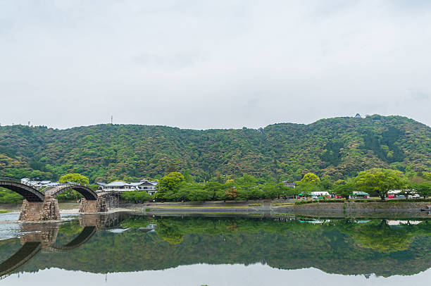 puente kintaikyo contra el cielo nublado - railroad crossing bridge river nautical vessel fotografías e imágenes de stock