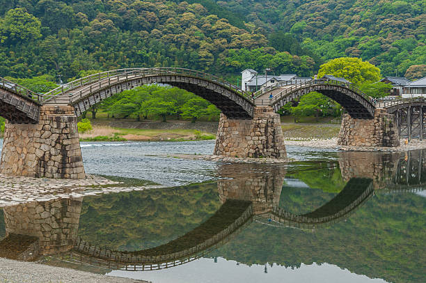 puente kintaikyo contra el cielo nublado - railroad crossing bridge river nautical vessel fotografías e imágenes de stock