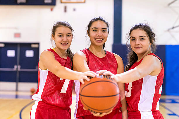 diversos grupos de jogadoras de basquete feminino segurando uma bola de basquete - aluna da escola secundária - fotografias e filmes do acervo