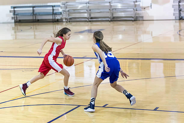 jugadora de baloncesto adolescente uno contra uno contra otra chica - basketball basketball player shoe sports clothing fotografías e imágenes de stock