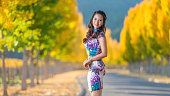 アジアの女の子はナパバレー、カリフォルニアで秋を楽しむ