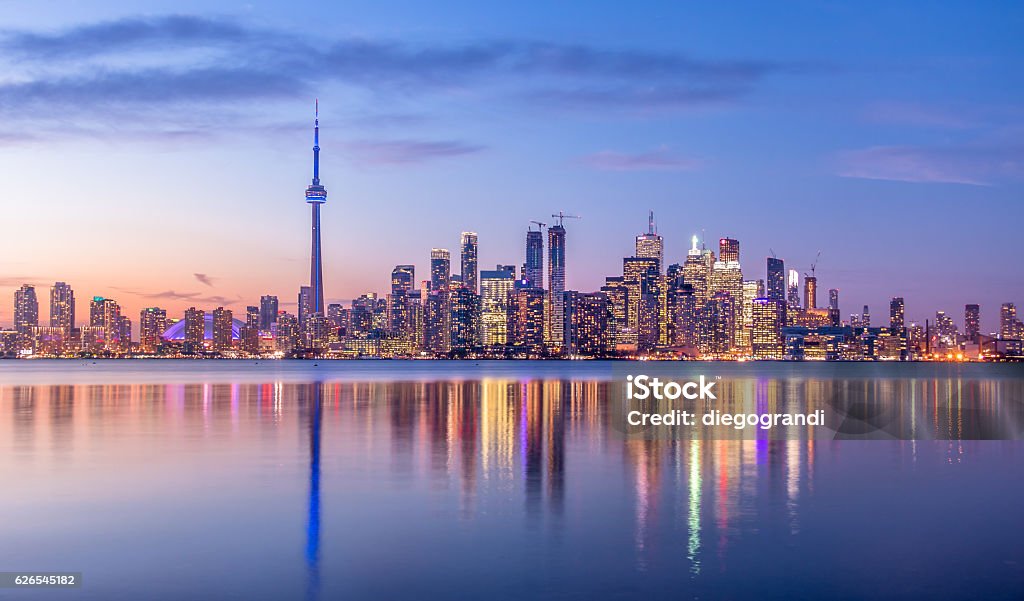 Horizonte de Toronto con luz púrpura - Toronto, Ontario, Canadá - Foto de stock de Toronto libre de derechos