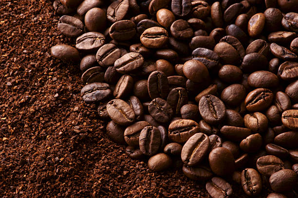 kaffeebohnen und gemahlenen kaffee - geröstete kaffeebohne stock-fotos und bilder