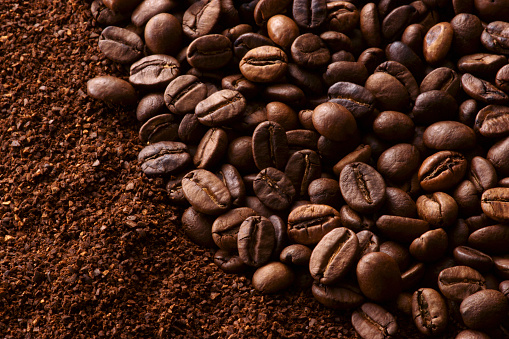 Granos de café y café molido photo
