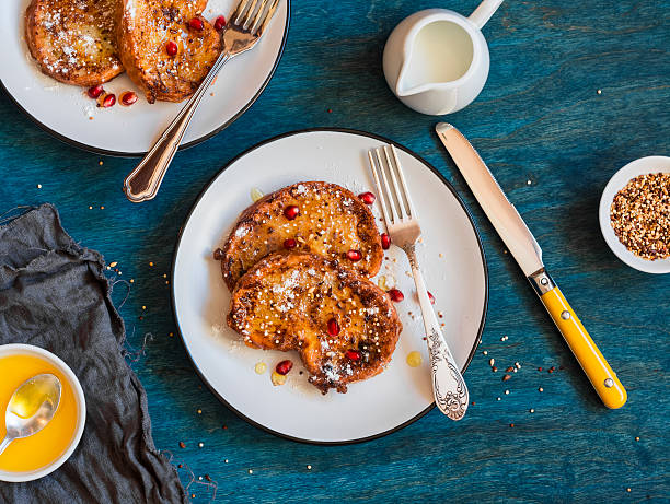 tostadas francesas de caramelo. delicioso desayuno, postre o merienda. - french toast toast butter breakfast fotografías e imágenes de stock