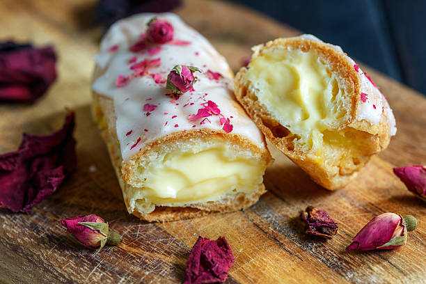 eclair com creme de baunilha e fondant de açúcar. - cream filling - fotografias e filmes do acervo