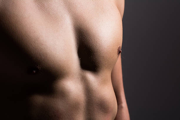 grande plano de um homem de desporto do peito - pectoral muscle imagens e fotografias de stock