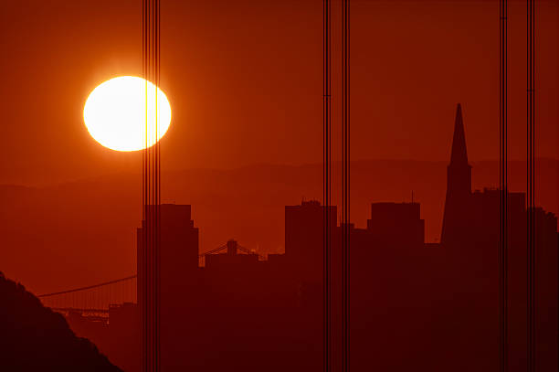 мост золотые ворота и центр сан-франциско на восходе солнца - sun lighting equipment san francisco county downtown district стоковые фото и изображения