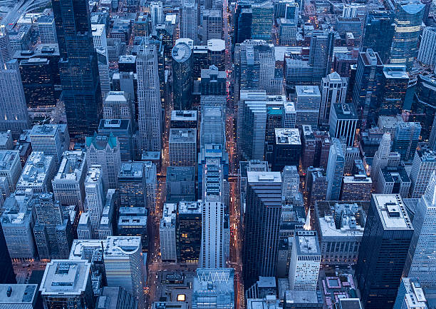 le célèbre gratte-ciel de chicago vu d’en haut - chicago aerial photos et images de collection