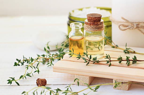 trattamento aromaterapico alle erbe timo. spa botanica. - infused oil immagine foto e immagini stock