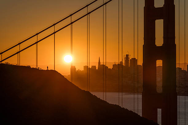 golden gate bridge e san francisco downtown all'alba - golden gate bridge close up steel cable suspension bridge foto e immagini stock