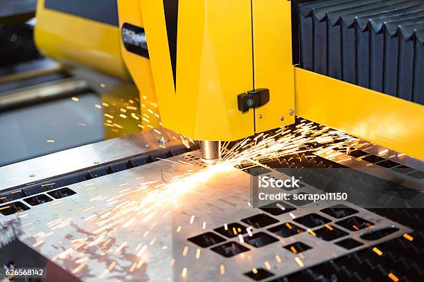 Cnc Láser De Chapa De Corte De Metal Foto de stock y más banco de imágenes de Hoja metálica - Hoja metálica, Aburrimiento, Acero