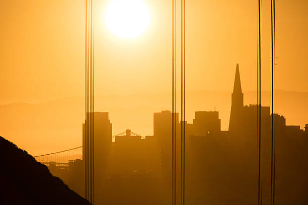 golden gate bridge e san francisco downtown all'alba - golden gate bridge close up steel cable suspension bridge foto e immagini stock