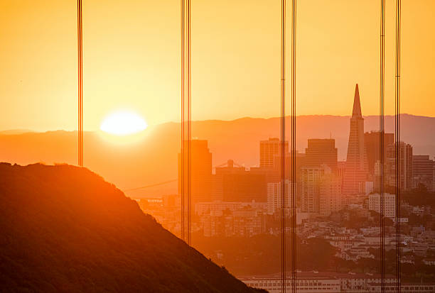 golden gate bridge e san francisco downtown all'alba - golden gate bridge close up steel cable suspension bridge foto e immagini stock