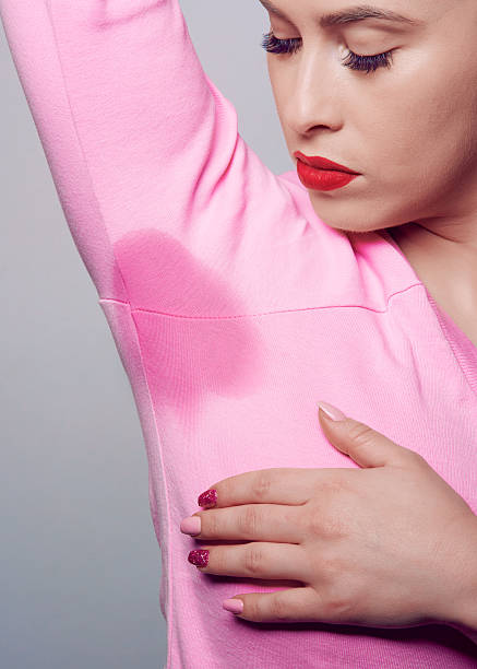 라이프 스타일 개념, 그녀의 블라우스를보고 여자 - sweat armpit sweat stain shirt 뉴스 사진 이미지