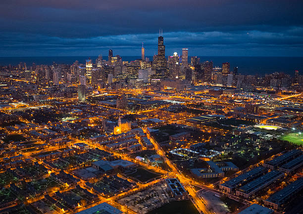 rascacielos y campo de wrigley - chicago at night fotografías e imágenes de stock