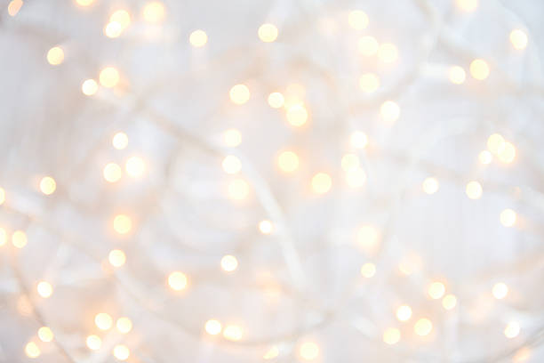 luzes de natal defocused - christmas lighting equipment abstract christmas lights - fotografias e filmes do acervo