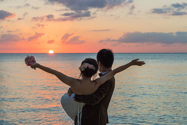 resort de bodas - recién casados fotos fotografías e imágenes de stock