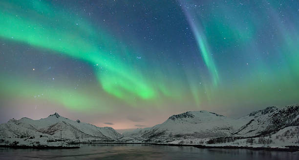 norte luces sobre el lofoten islas en noruega - magnetosphere fotografías e imágenes de stock