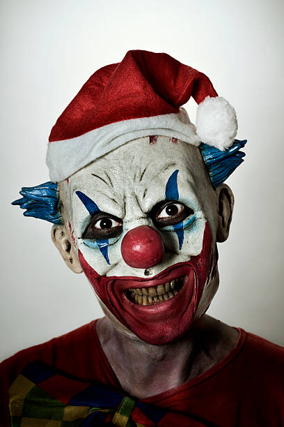 palhaço mal assustador com um chapéu de papai noel - dramatic make up - fotografias e filmes do acervo