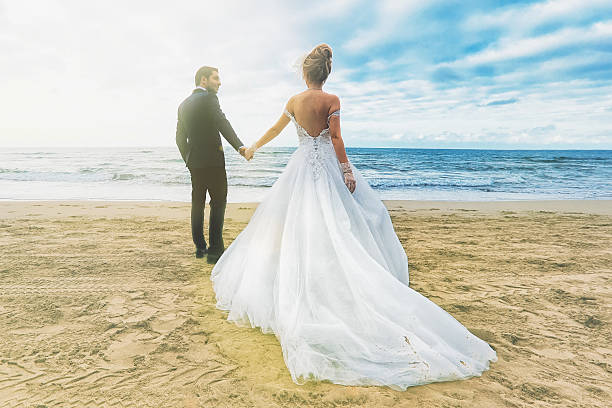 sposa & sposo - wedding beach bride groom foto e immagini stock