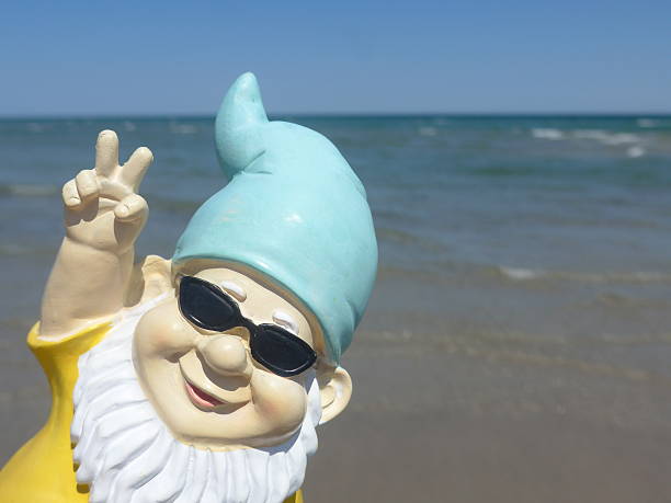 gnome de jardin en vacances en mer - vacances photos photos et images de collection